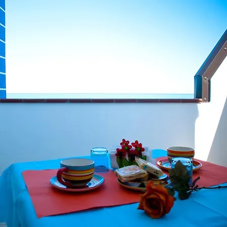 In Riva Al Mare Oda ve Kahvaltı 3*